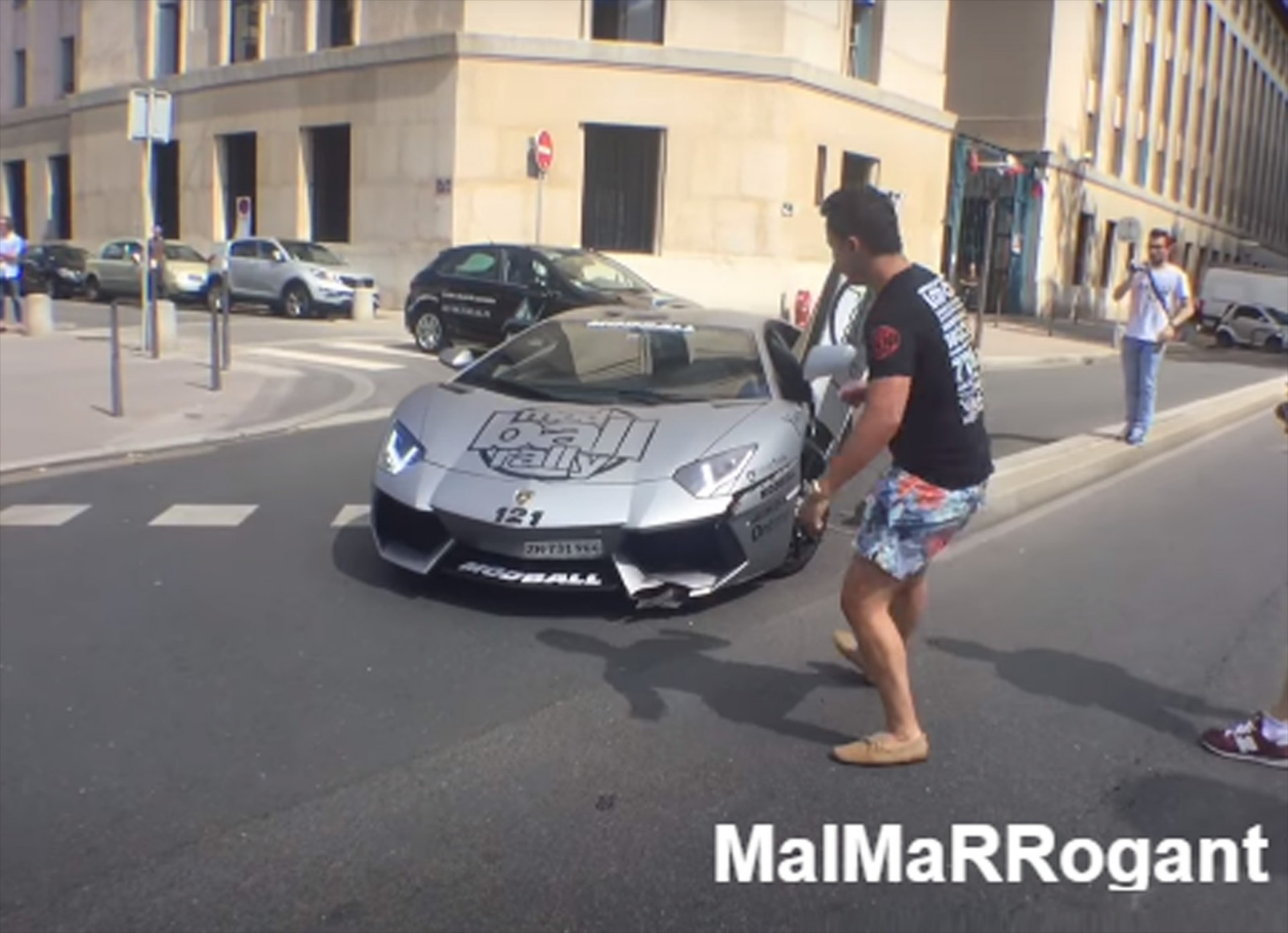 Εξαγριώνεται δημοσίως όταν χτυπάει τη Lamborghini του (video)