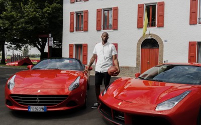 Τι κάνει ο Kobe Bryant στη βάση της Ferrari;
