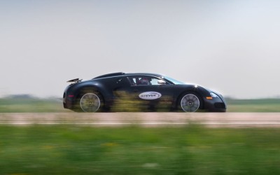 13χρονος οδηγεί τη Bugatti του μπαμπά με 325 km/h (video)