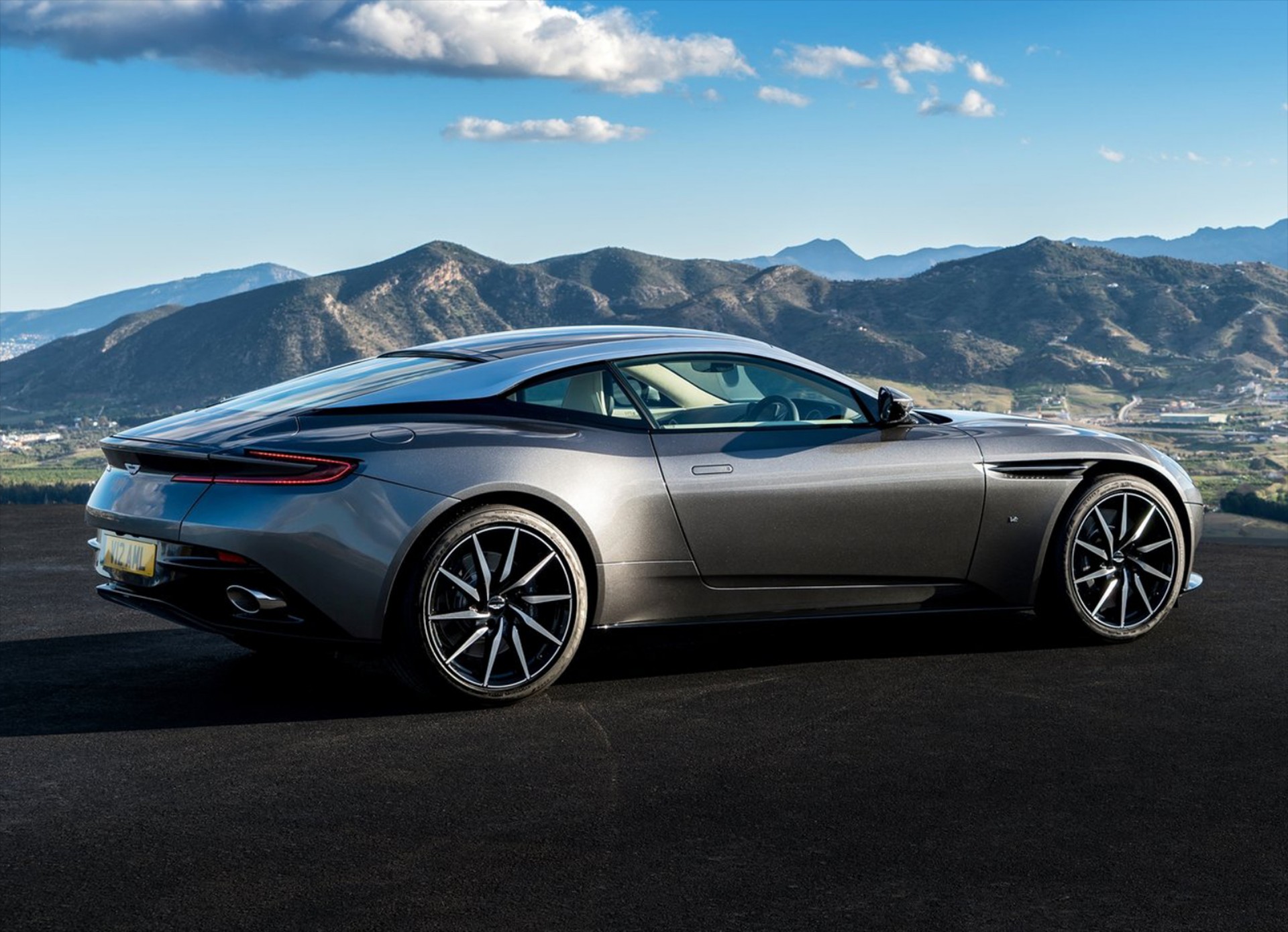 H Aston Martin θα «χτυπήσει» τη Ferrari 488