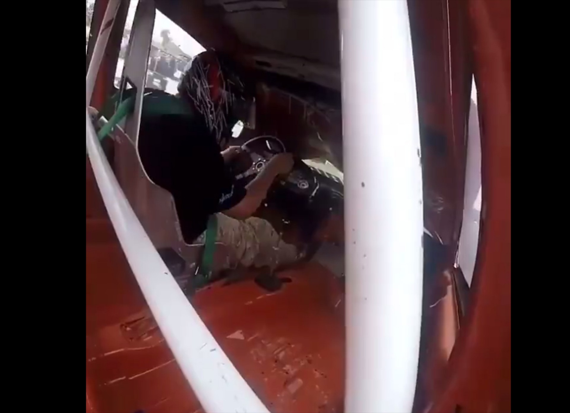 Γκάζι… και το καπό στο παρμπρίζ! (video)