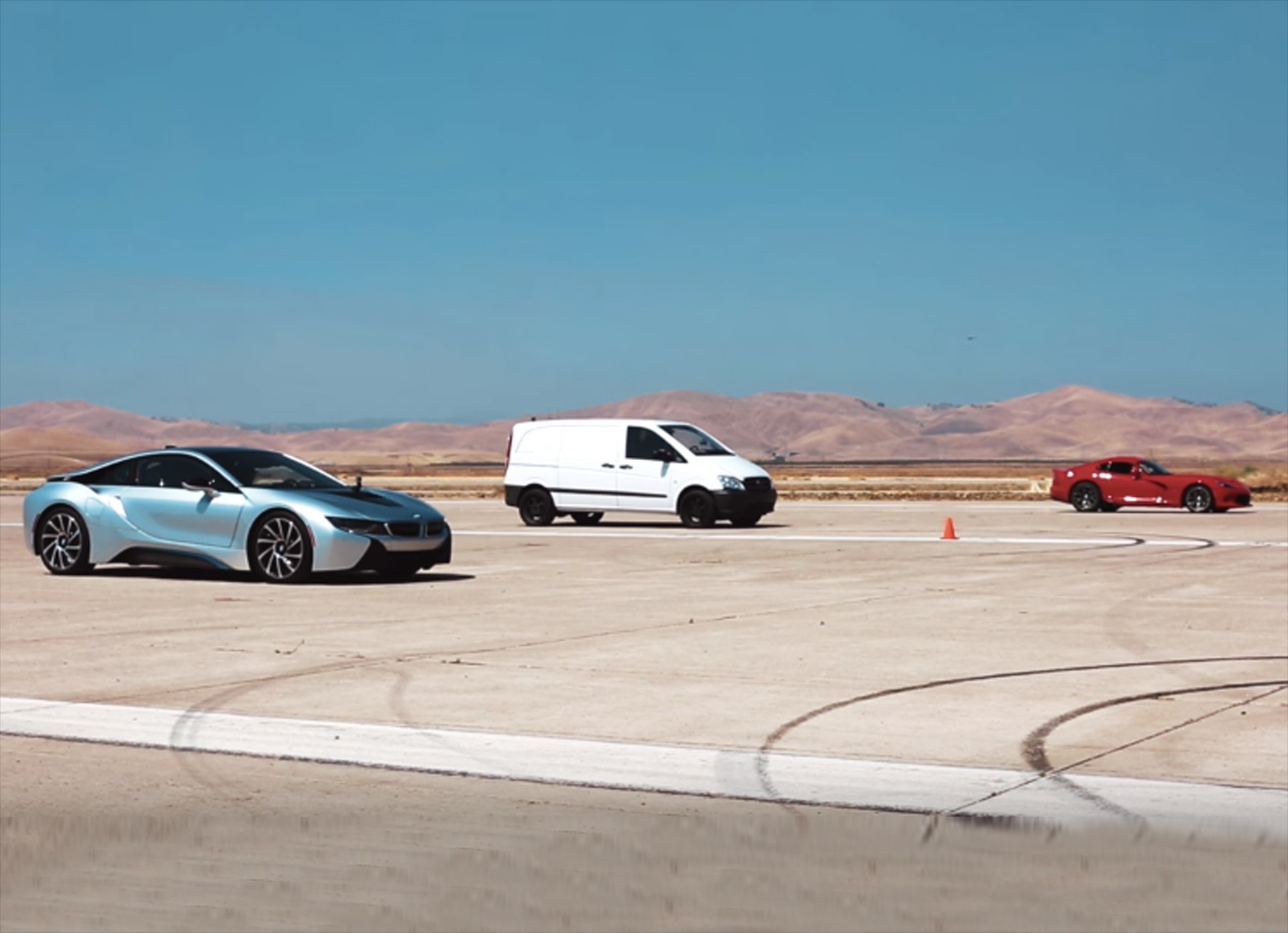 Van κοντράρεται με BMW i8 & Viper (video)