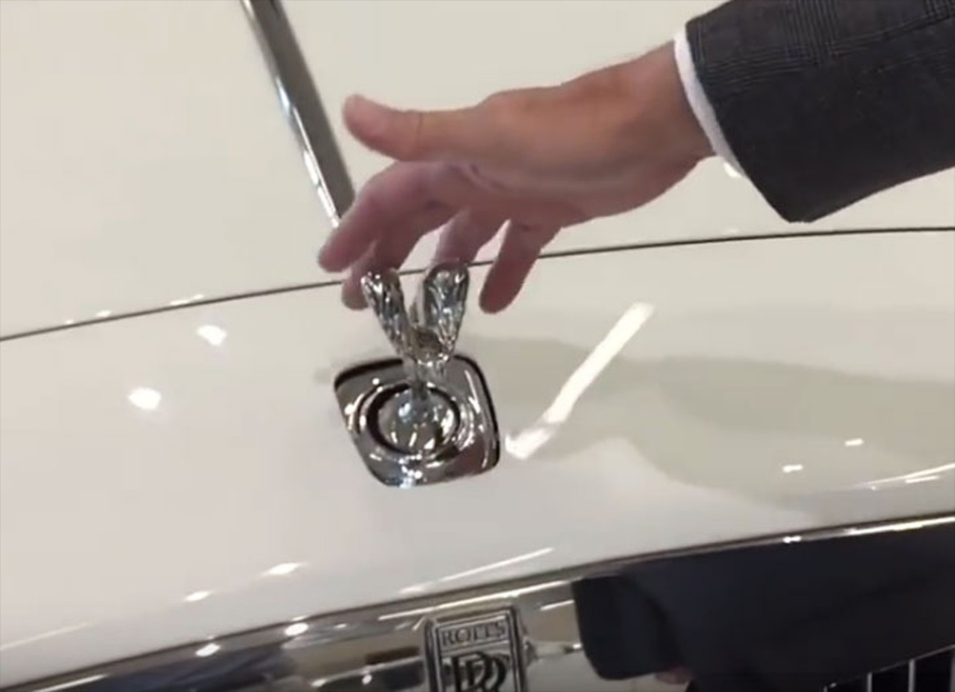 Μπορείς να κλέψεις το «αγαλματάκι» της Rolls-Royce; (video)
