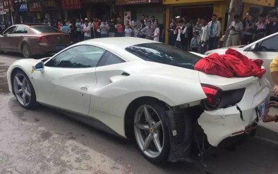 Μια Ferrari 488 GTB τρακάρει άλλη… 488 GTB