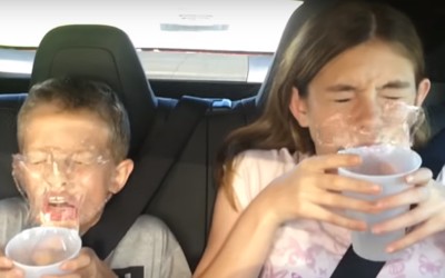 Είναι δύσκολο να πιείς νερό μέσα σε ένα Tesla; (video)