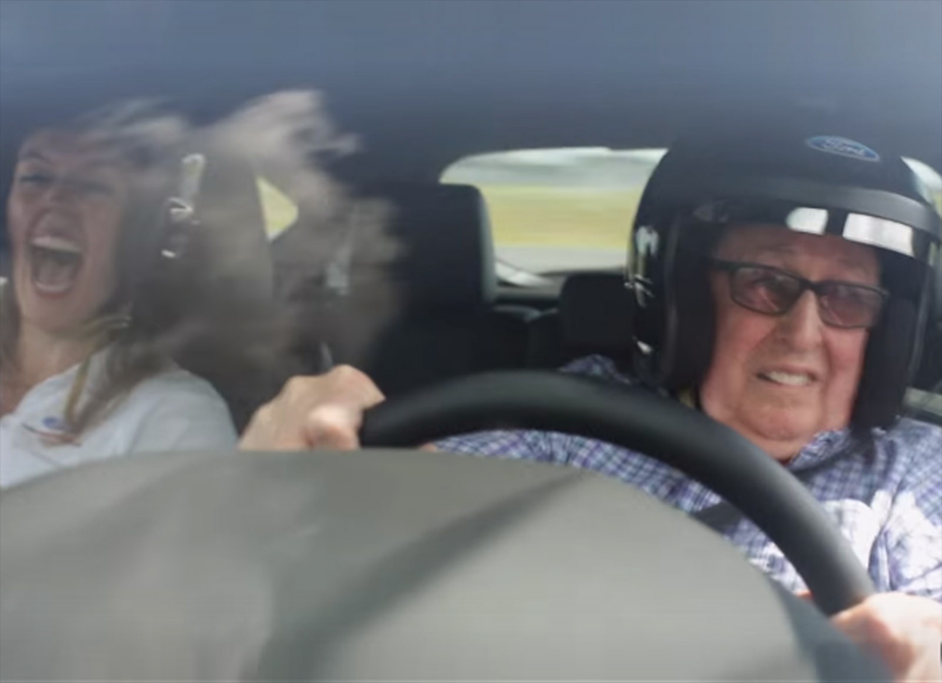Παππούδες driftάρουν με Focus RS (video)