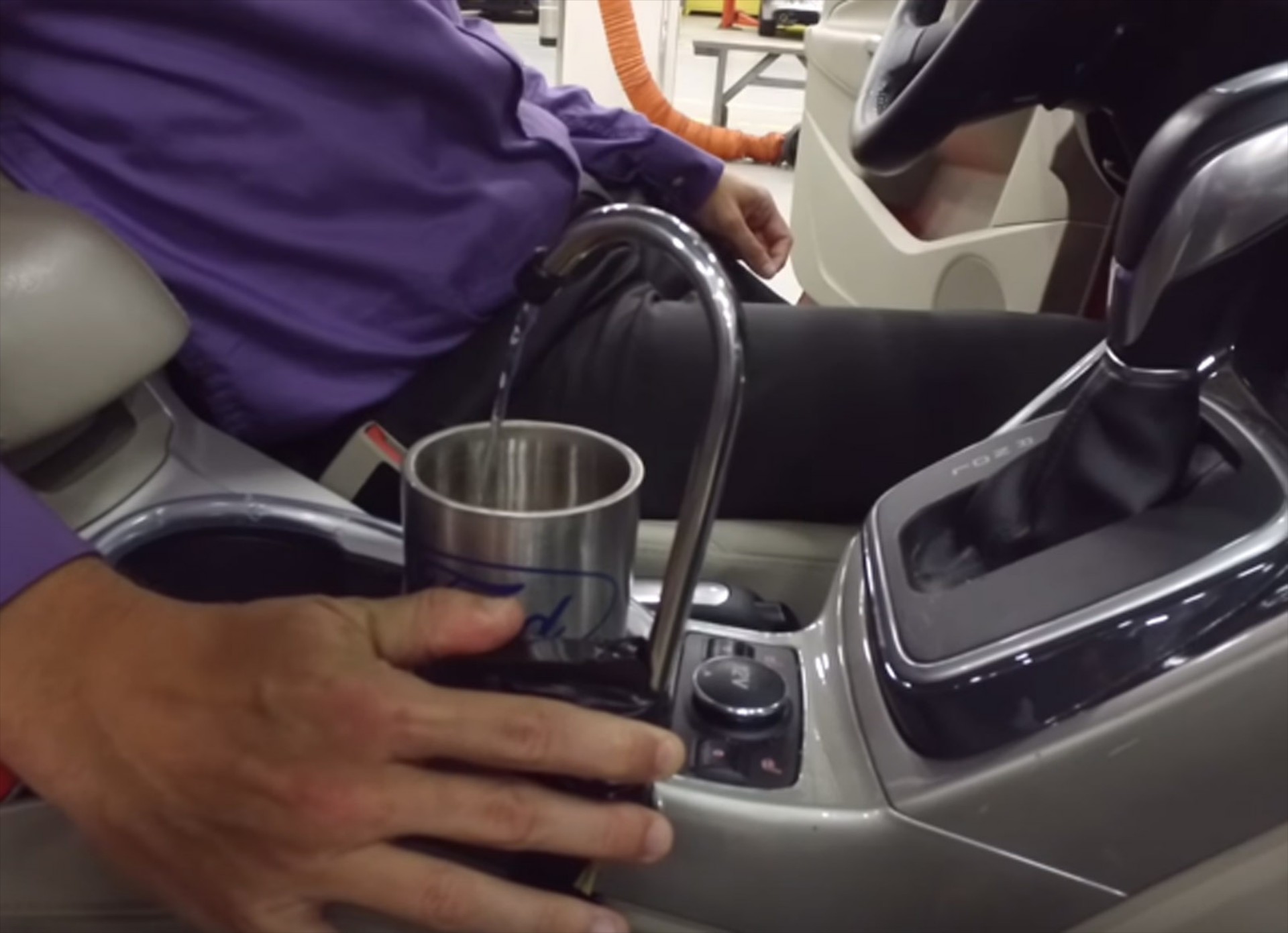 Βρύση μέσα στο αυτοκίνητο, γίνεται; (video)