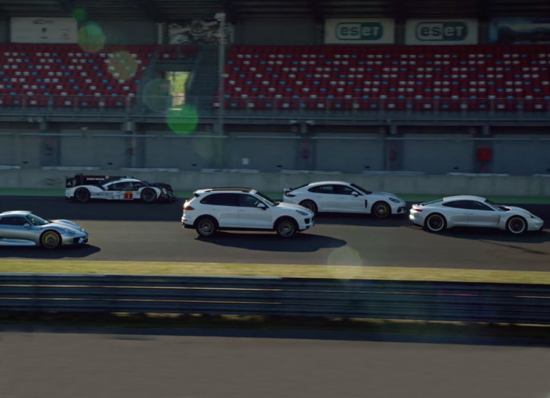 Porsche: Η δύναμη του ηλεκτρισμού (video)