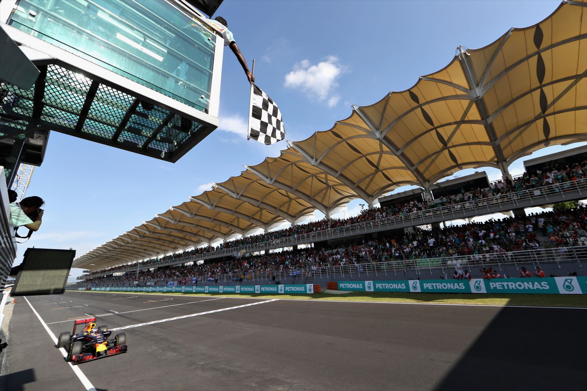 F1: Ανατρεπτικός ο αγώνας στην Μαλαισία!