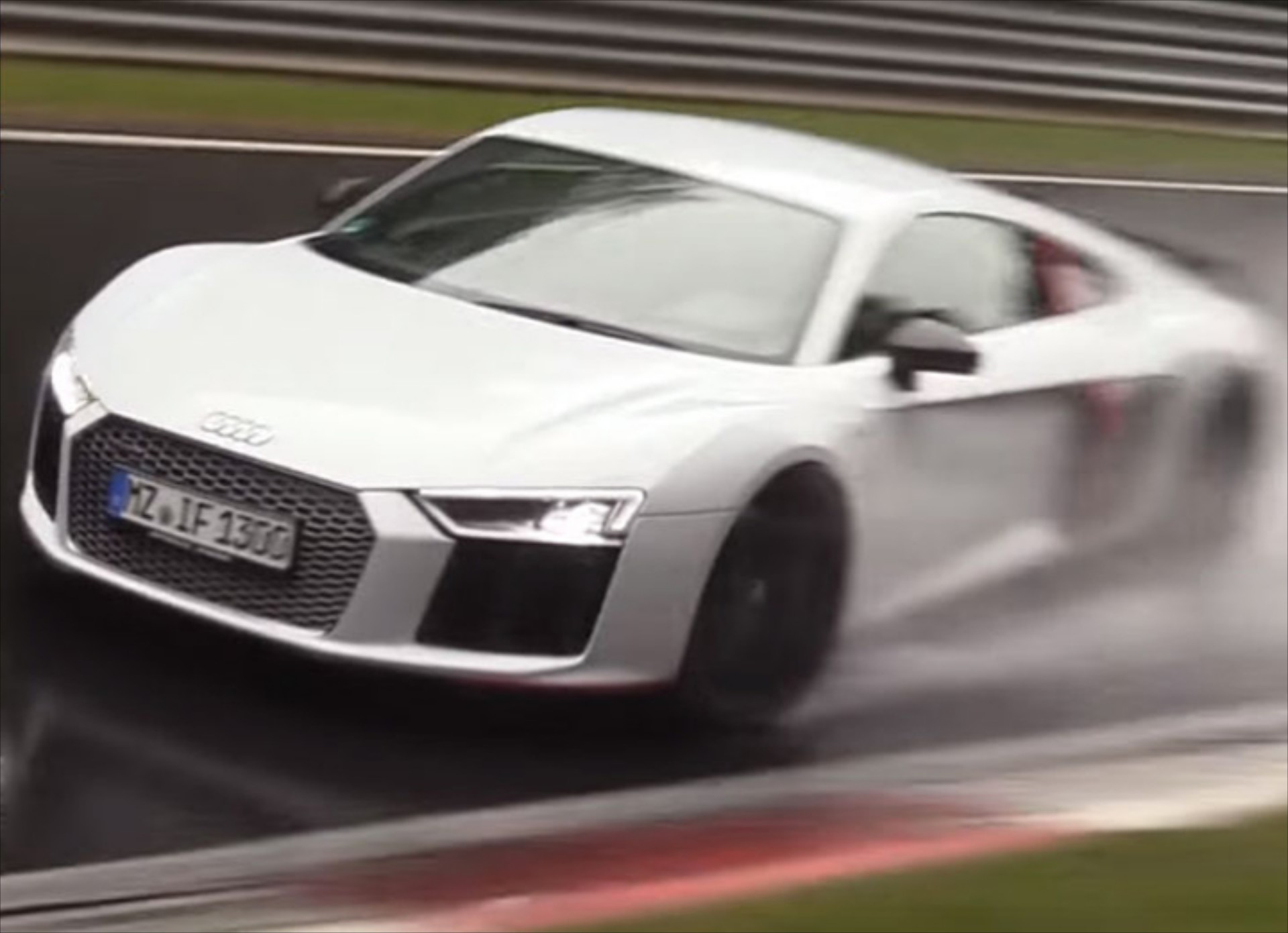 Audi R8 φεύγει με χίλια στο βροχερό ring (video)