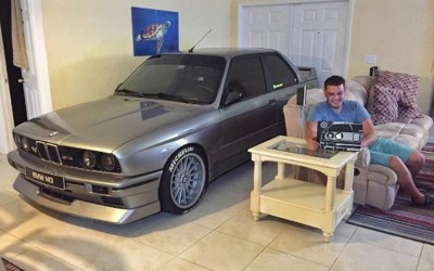 Με μια BMW M3 E30 μέσα στο σπίτι