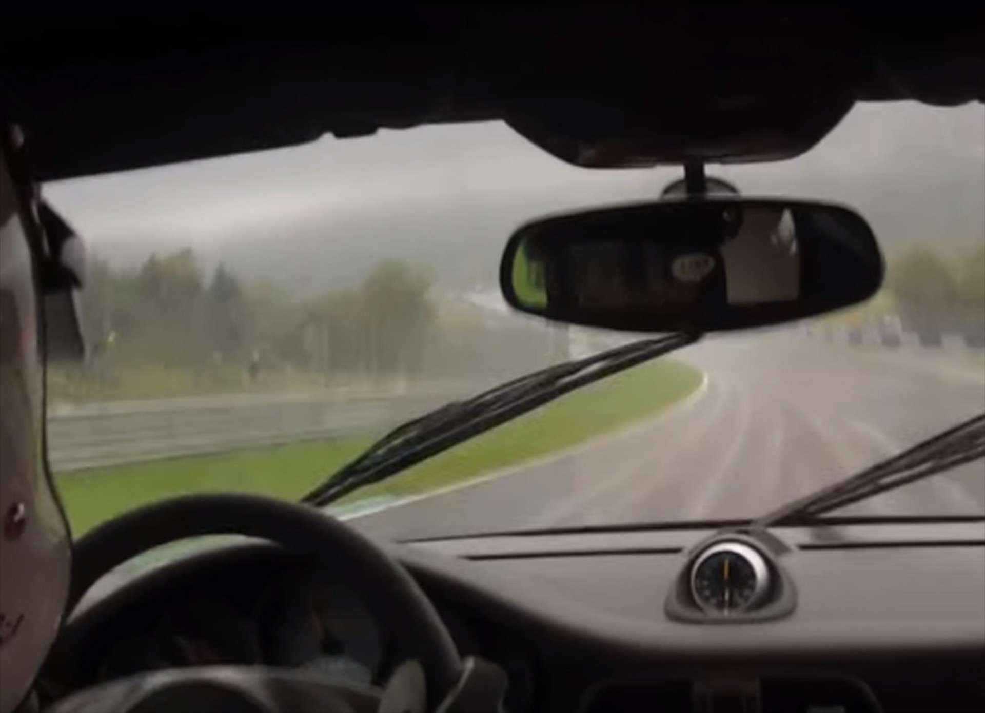 Παραλίγο να «κλαίει» την Porsche του! (video)