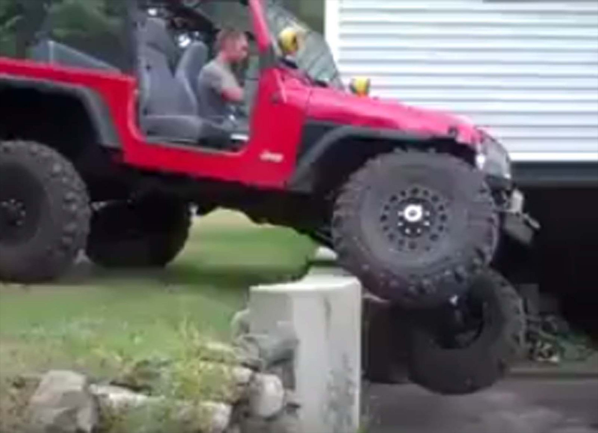 Jeep Wrangler κατεβαίνει από… όπου θέλει! (video)