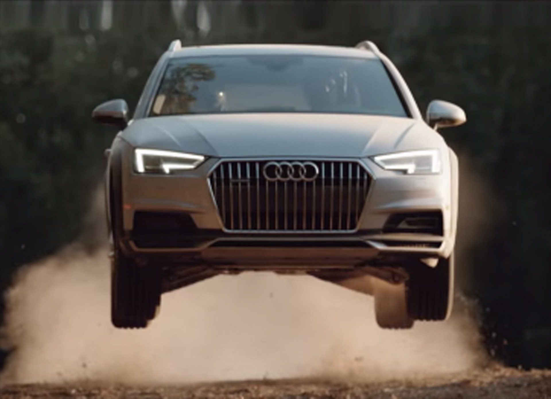 «Ξεσάλωσε» το νέο Audi A4 Allroad στο χώμα (video)