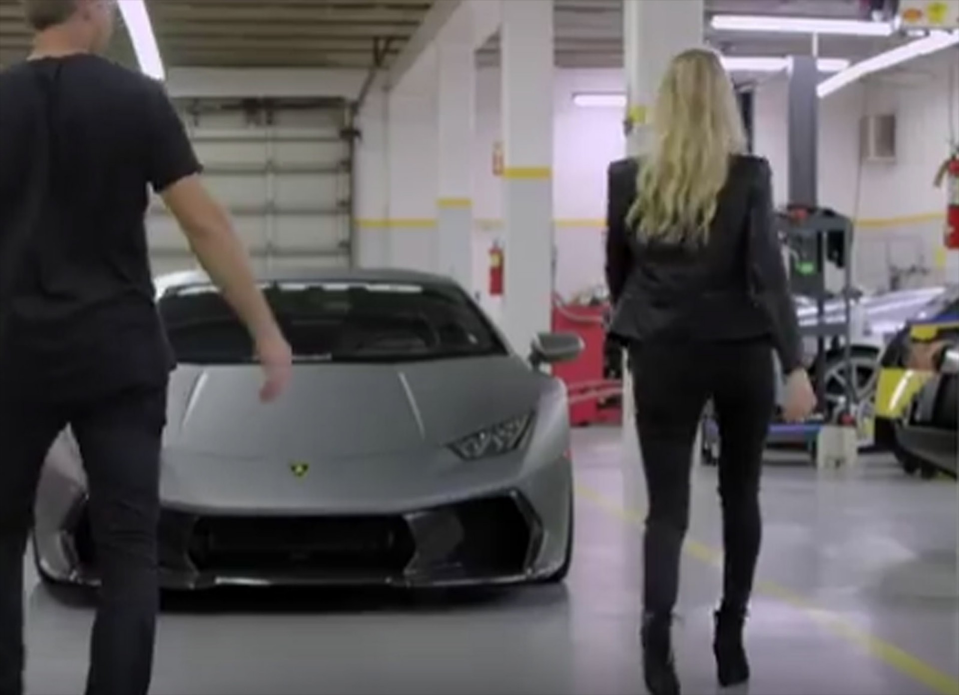 Όταν προτιμάει η ελκυστική σύζυγος να driftάρει (video)