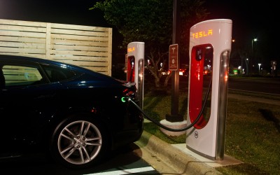 Τέλος στο δωρεάν ρεύμα από την Tesla