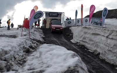 Ο Stig κάνει κατάβαση σκι με Range Rover (video)