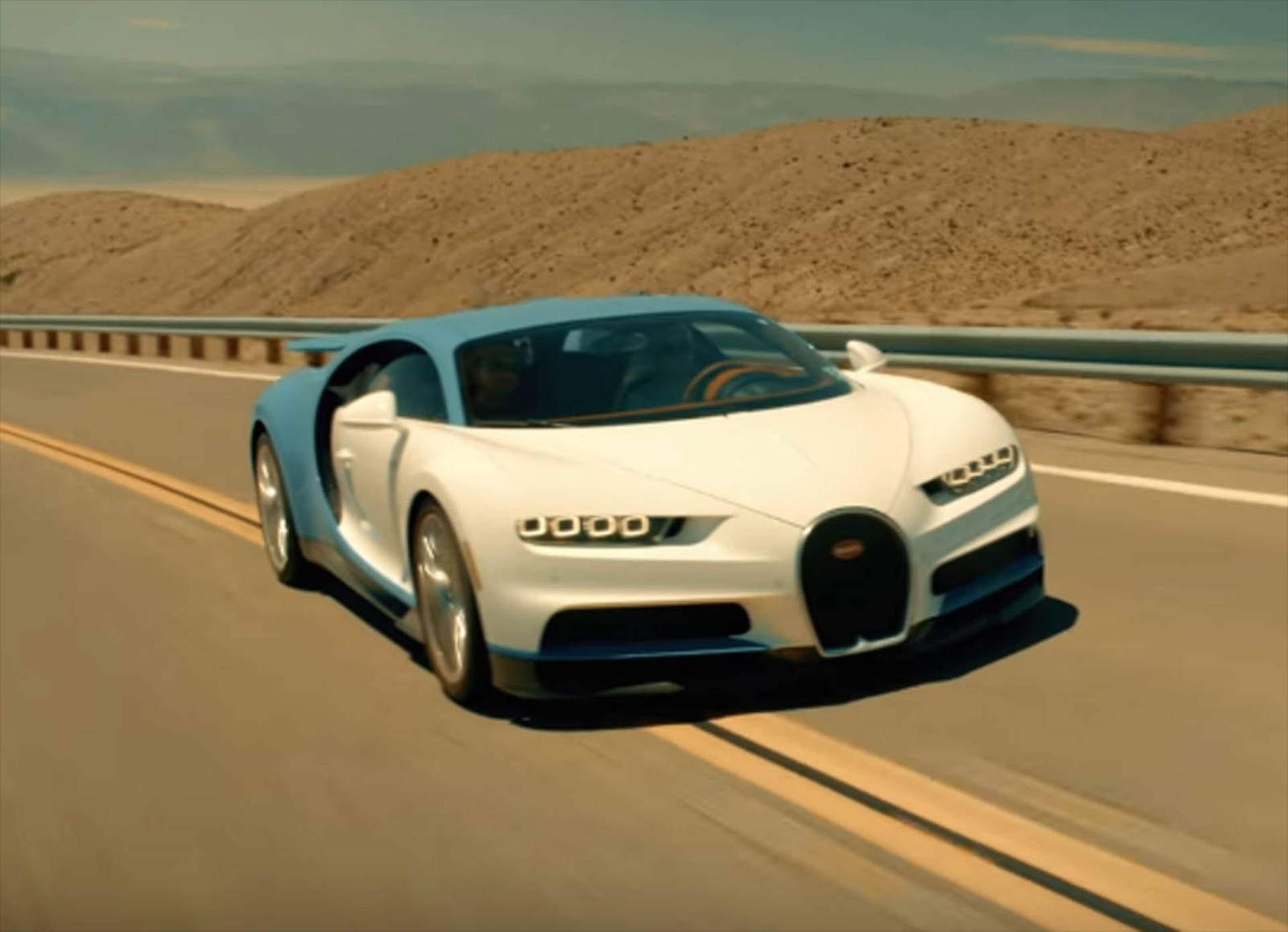 4 Bugatti Chiron στην έρημο (video)