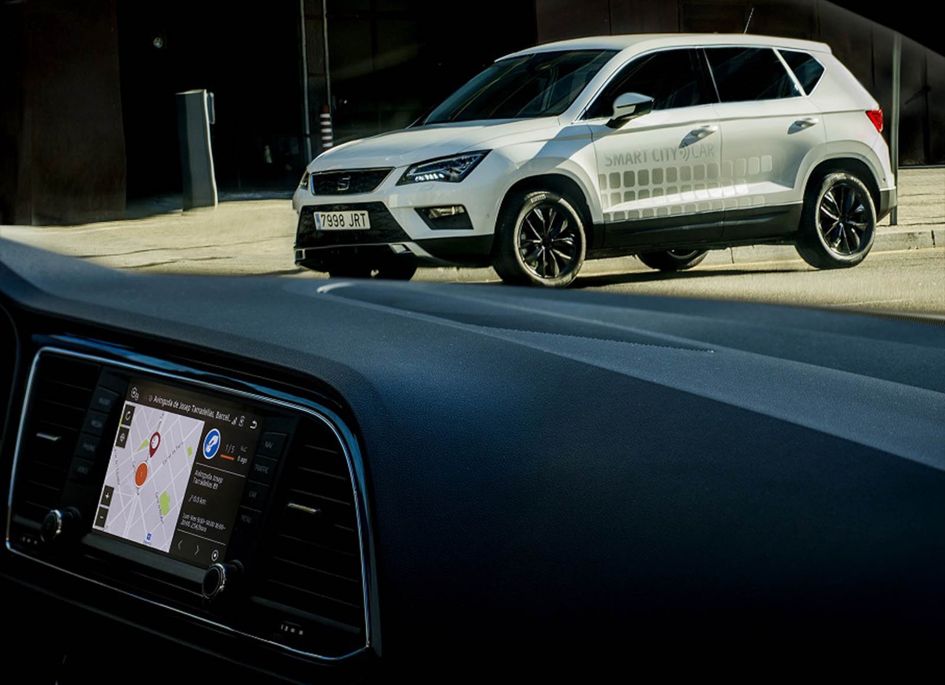 Το νέο SEAT Ateca βρίσκει ελεύθερη θέση στάθμευσης