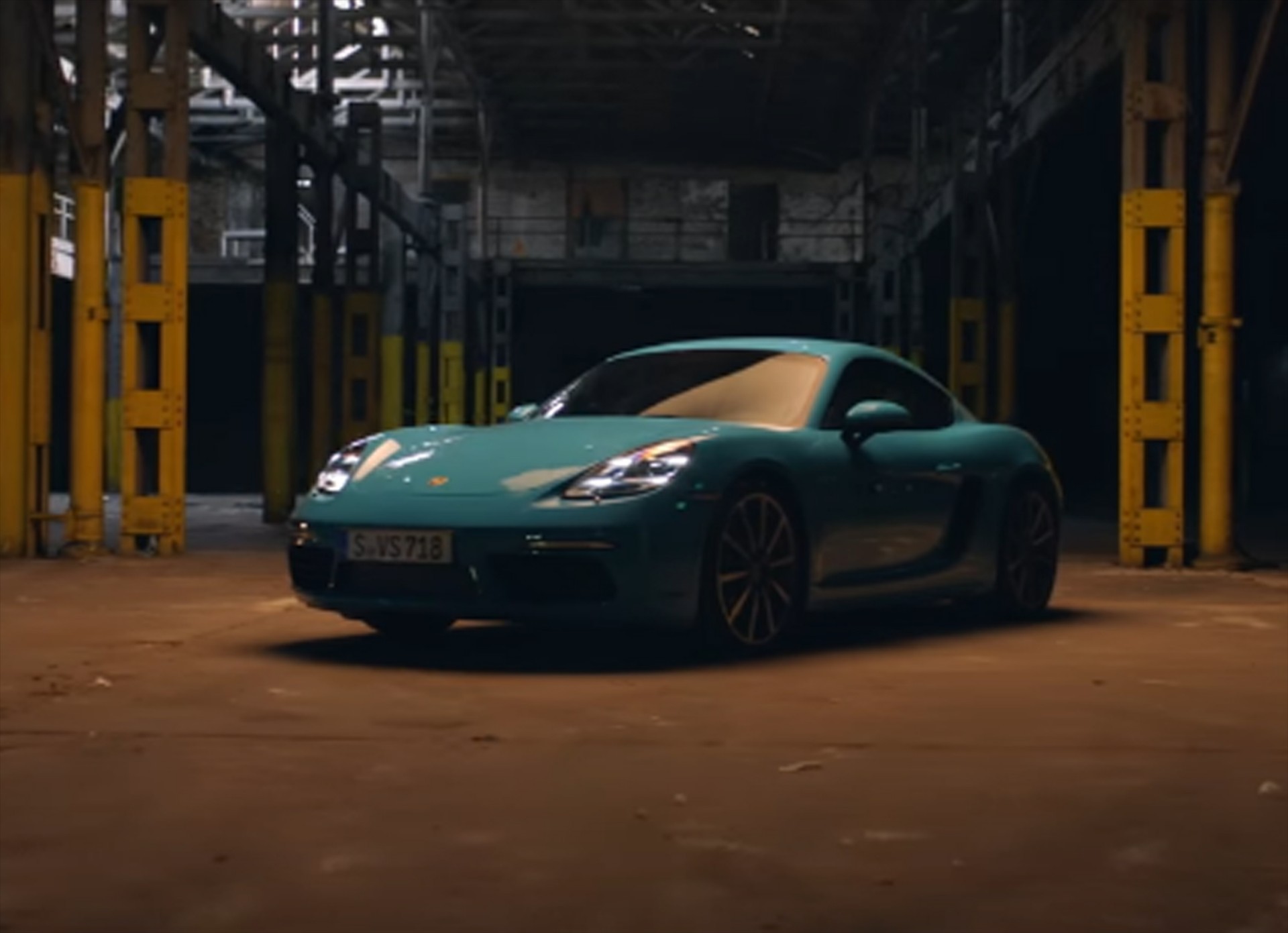 Drones κυνηγούν την Porsche 718 Cayman (video)