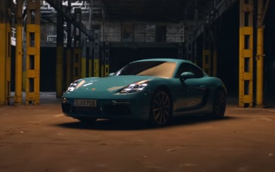 Drones κυνηγούν την Porsche 718 Cayman (video)