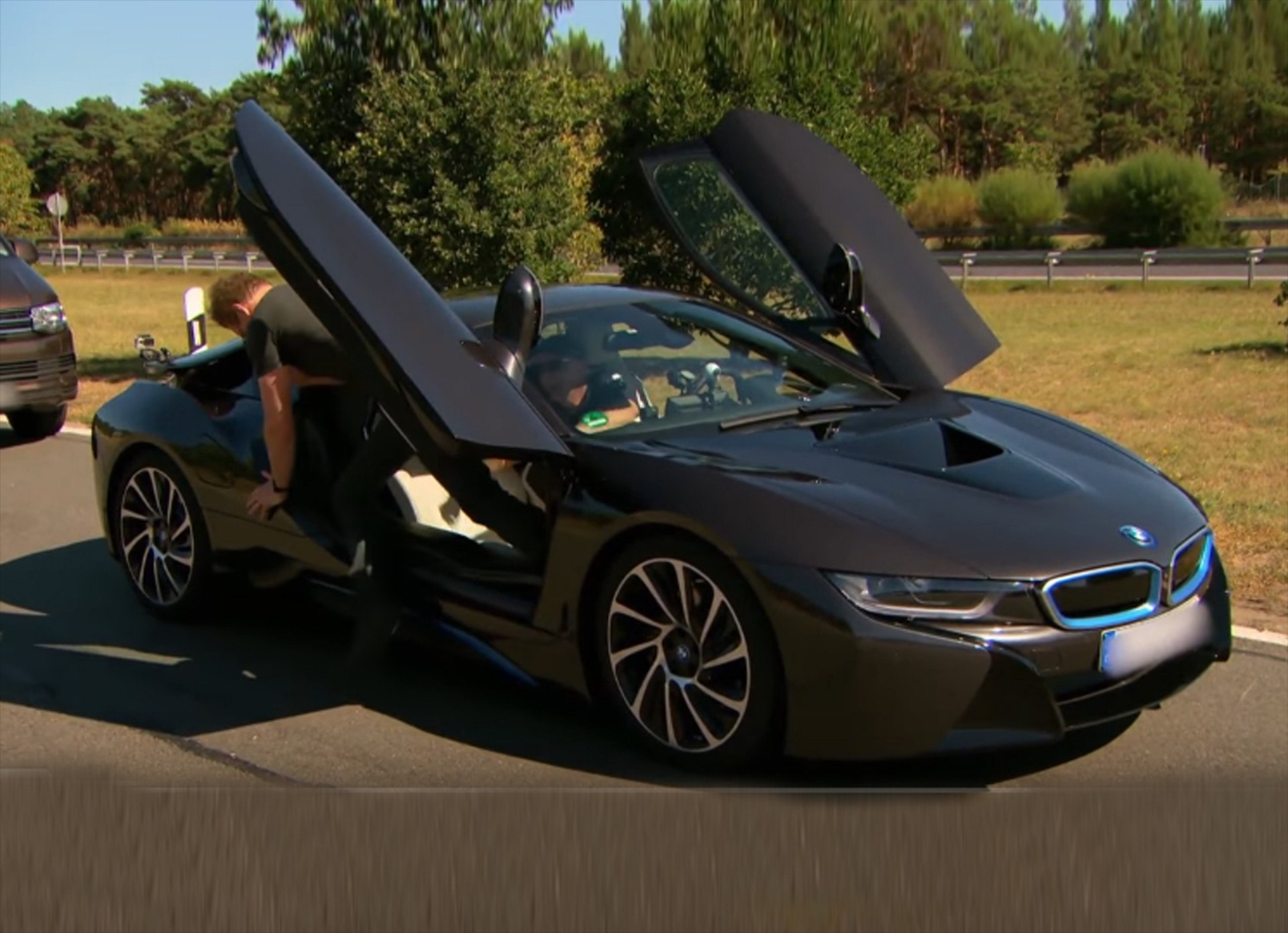 Ξεκαρδιστικός κωμικός πάει «τάπα» με BMW i8 (video)