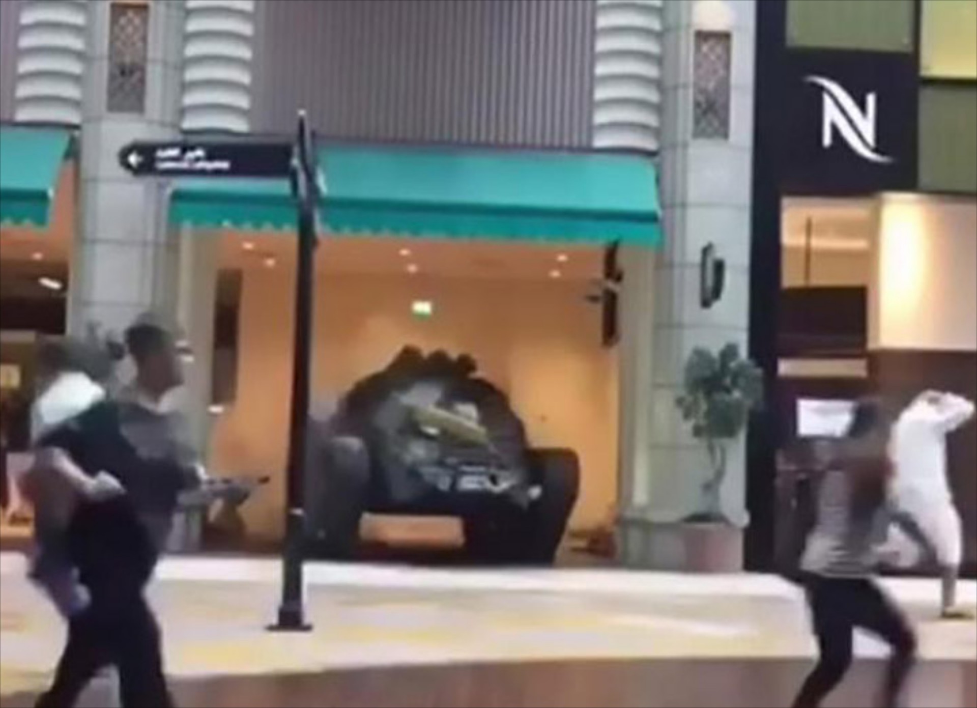 Ο Clarkson μέσα σε εμπορικό με τανκ (video)