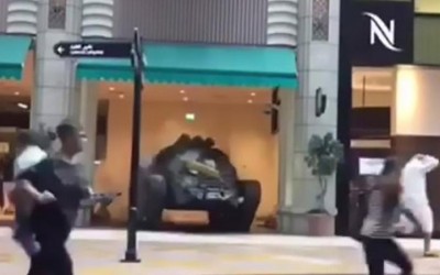 Ο Clarkson μέσα σε εμπορικό με τανκ (video)