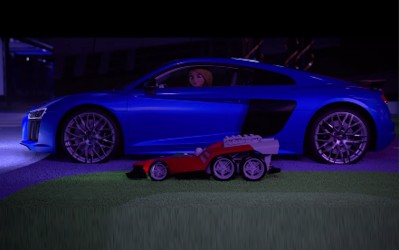 Μια… κούκλα οδηγεί ένα Audi R8 (video)