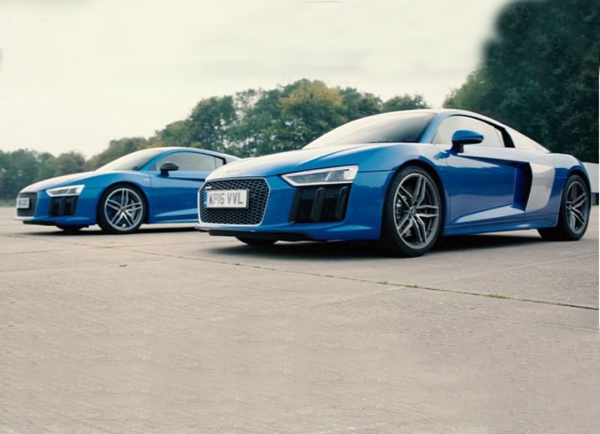 Πόσο πιο γρήγορο είναι το R8 V10 Plus από το απλό; (vid)