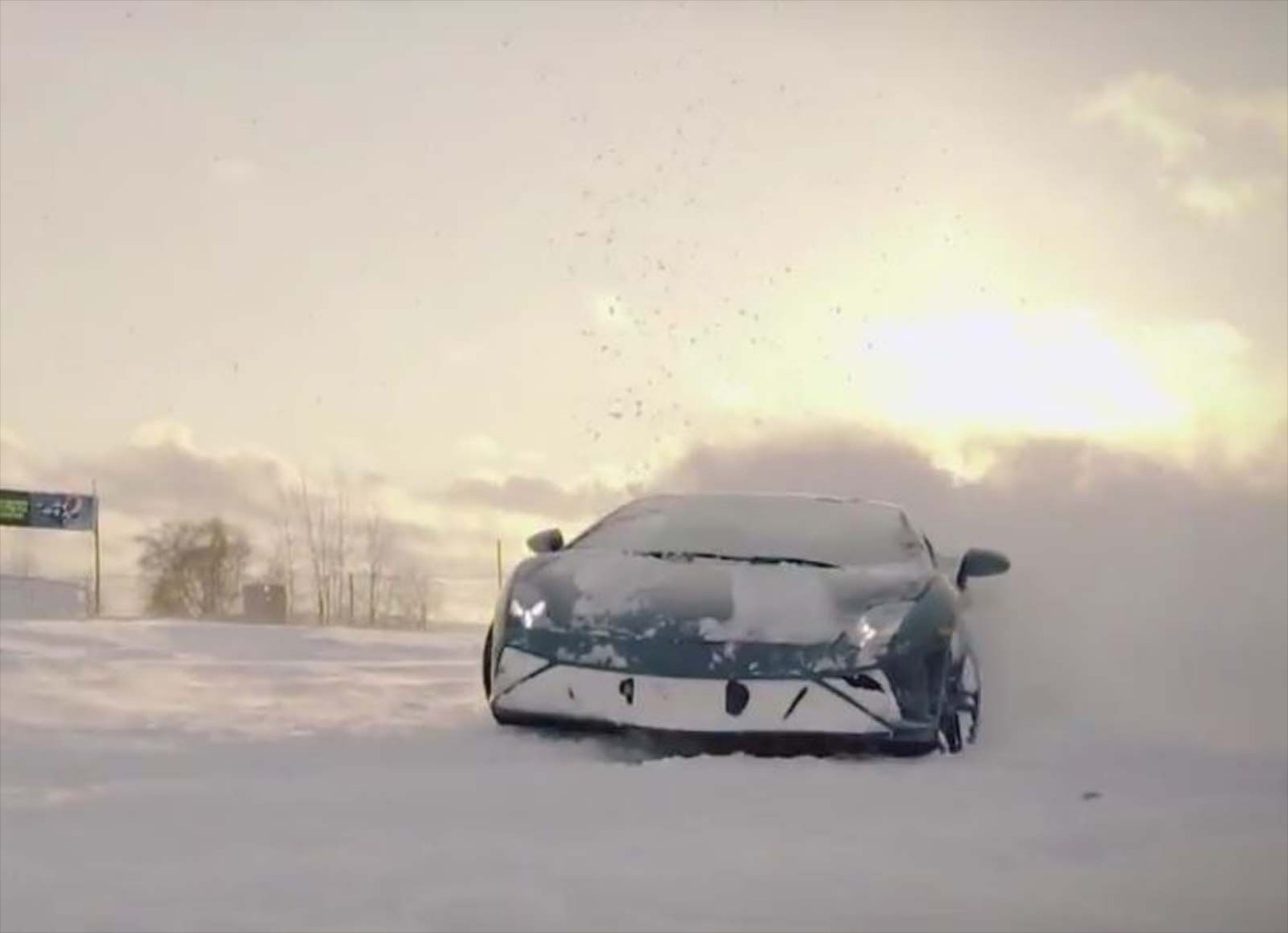 Lamborghini και Audi R8 σε ρόλο εκχιονιστικών (video)