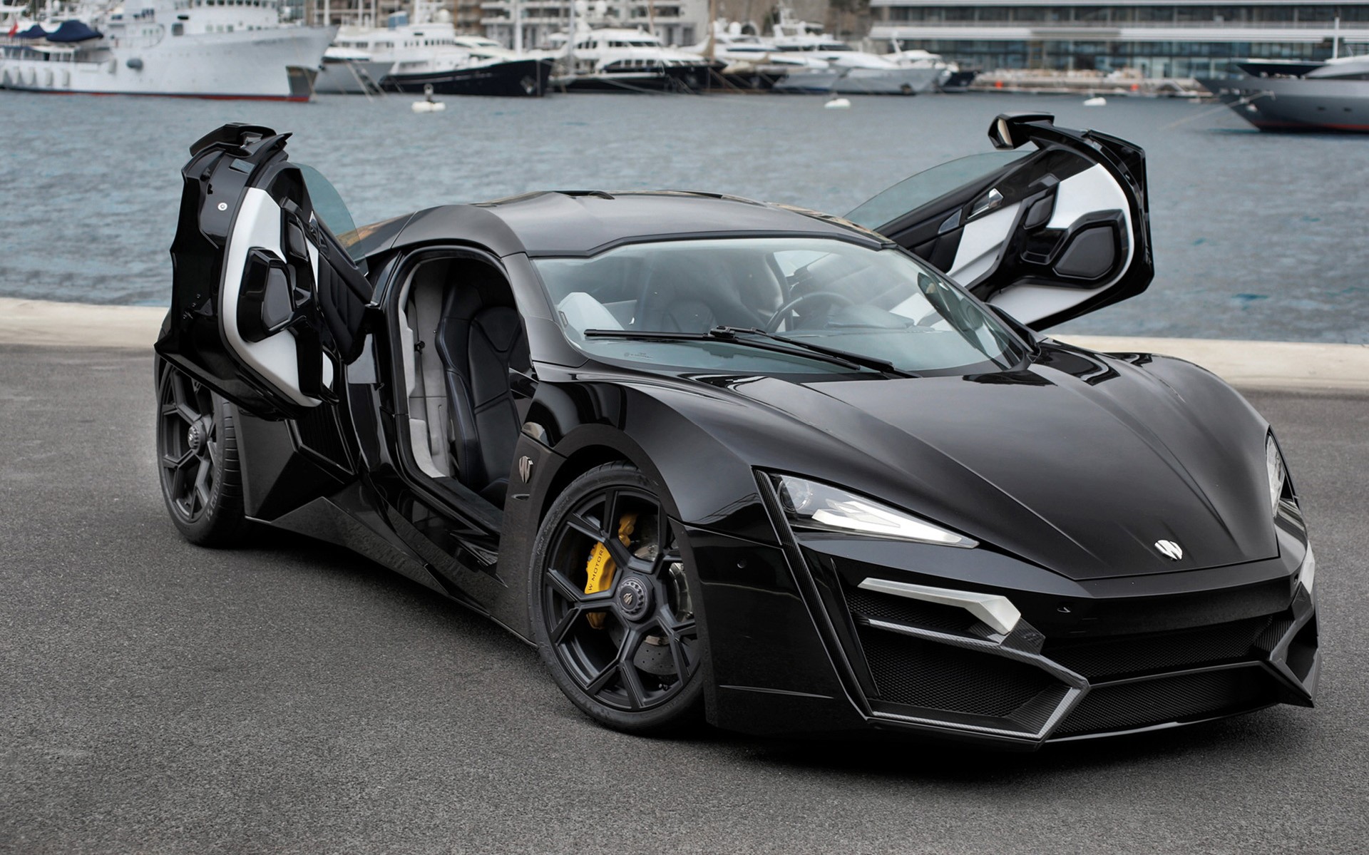 Μια παρέα από Ferrari, McLaren και… Lykan! (video)