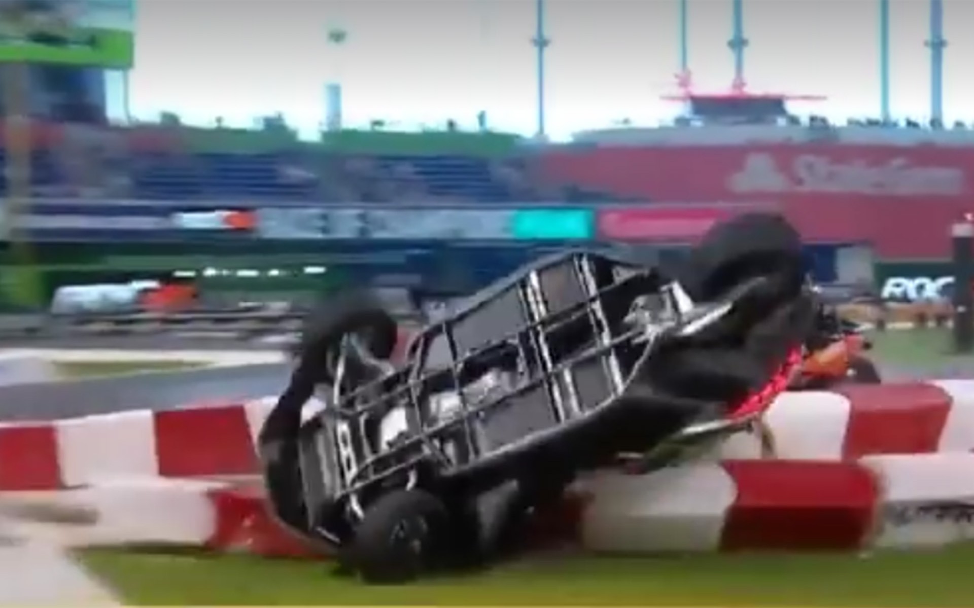 Απίστευτο τρακάρισμα στο ROC (video)