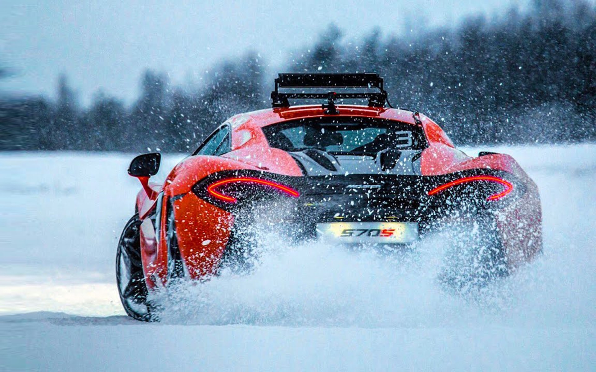 Στον Αρκτικό Κύκλο με μια McLaren 570S (video)