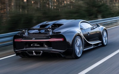 Πώς νιώθει κάποιος μέσα σε μια Bugatti Chiron; (video)