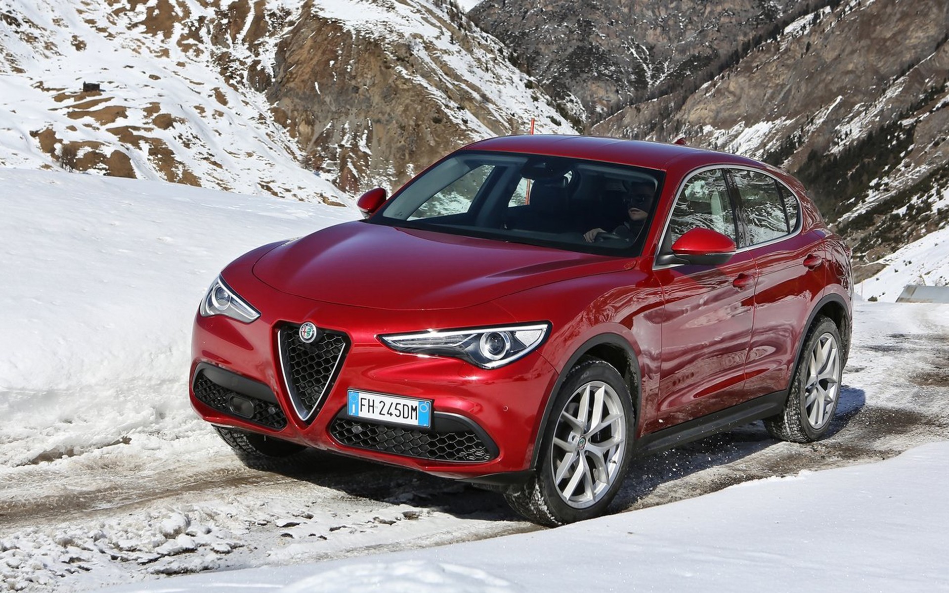 Η νέα Alfa Romeo Stelvio σε χιονισμένο τοπίο (video)