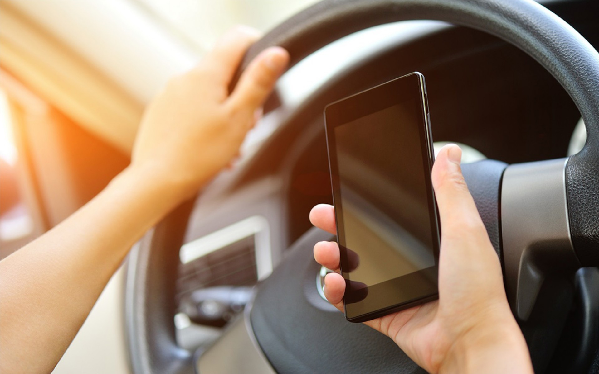 Η χρήση κινητού «μάστιγα» για την οδική ασφάλεια