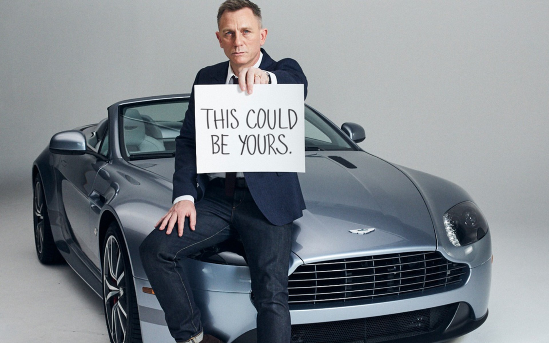 Ο Daniel Craig σου παραδίδει μια νέα Aston Martin