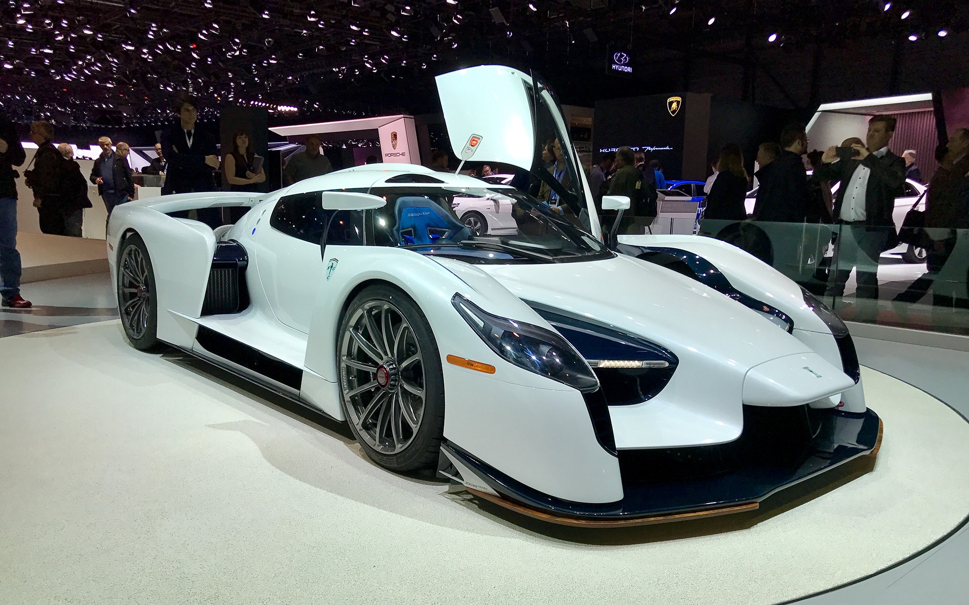 «Μπαίνει μέσα» σε κάθε supercar που θα φτιάχνει