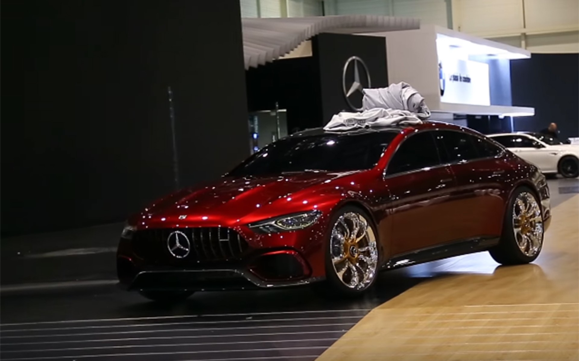 Πόσο μ'αρέσει να σε χαζεύω καθώς απομακρύνεσαι (video)