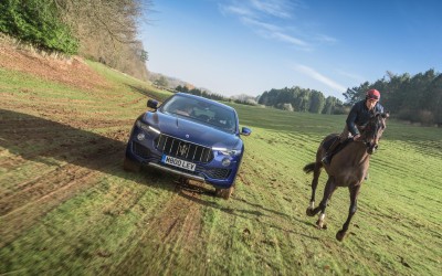 Το SUV της Maserati σε κόντρα με άλογο (vid)