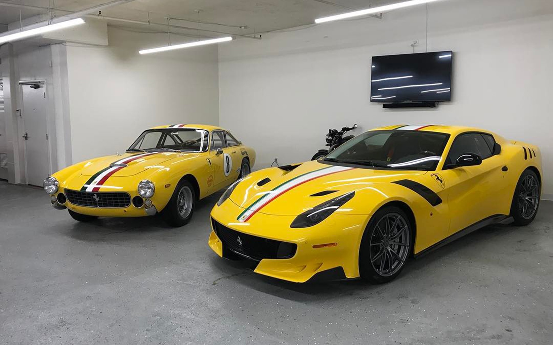 Την πήρε κίτρινη για να ταιριάζει με το ιστορικό του μοντέλο