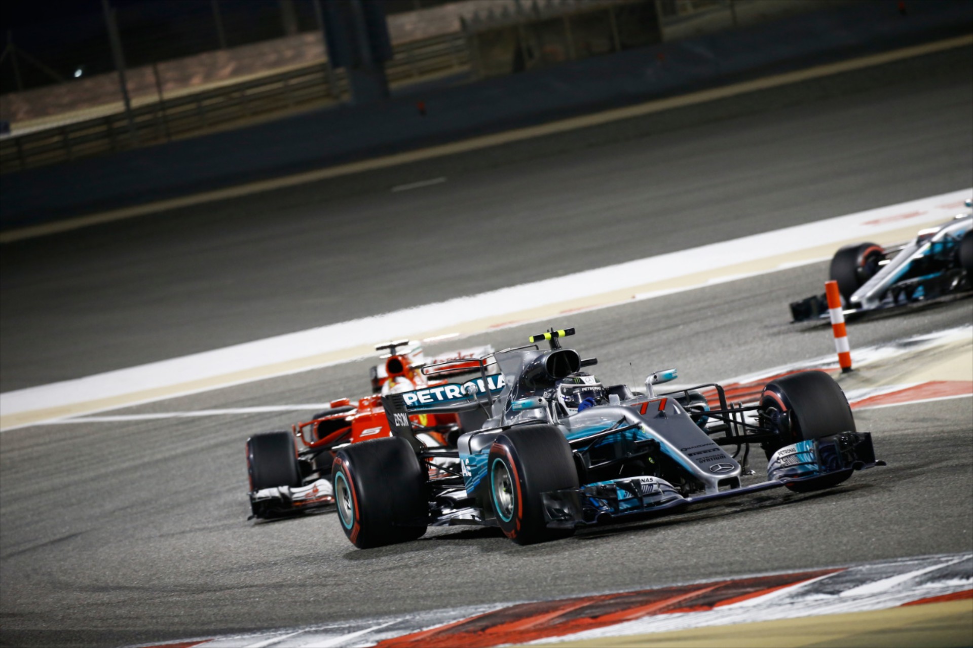 F1: Η Ferrari πιέζει την Mercedes και αυτή κάνει λάθη