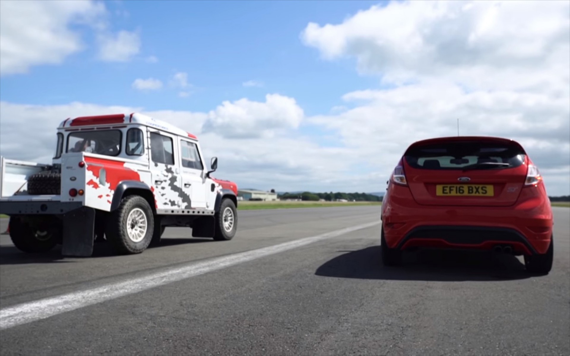 Ford Fiesta ST vs Land Rover Defender (video)