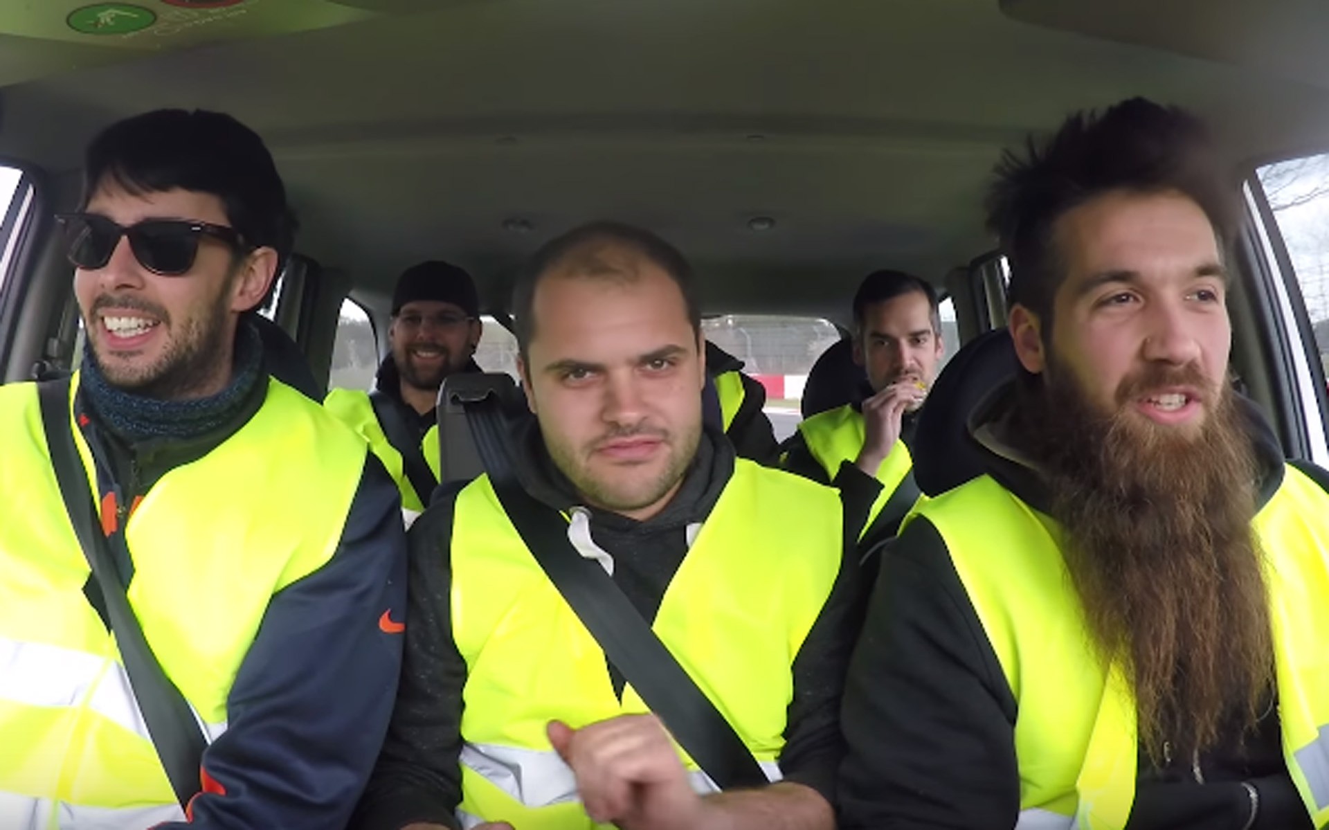 6 άτομα μέσα στο Multipla & μέσα στην πίστα (video)