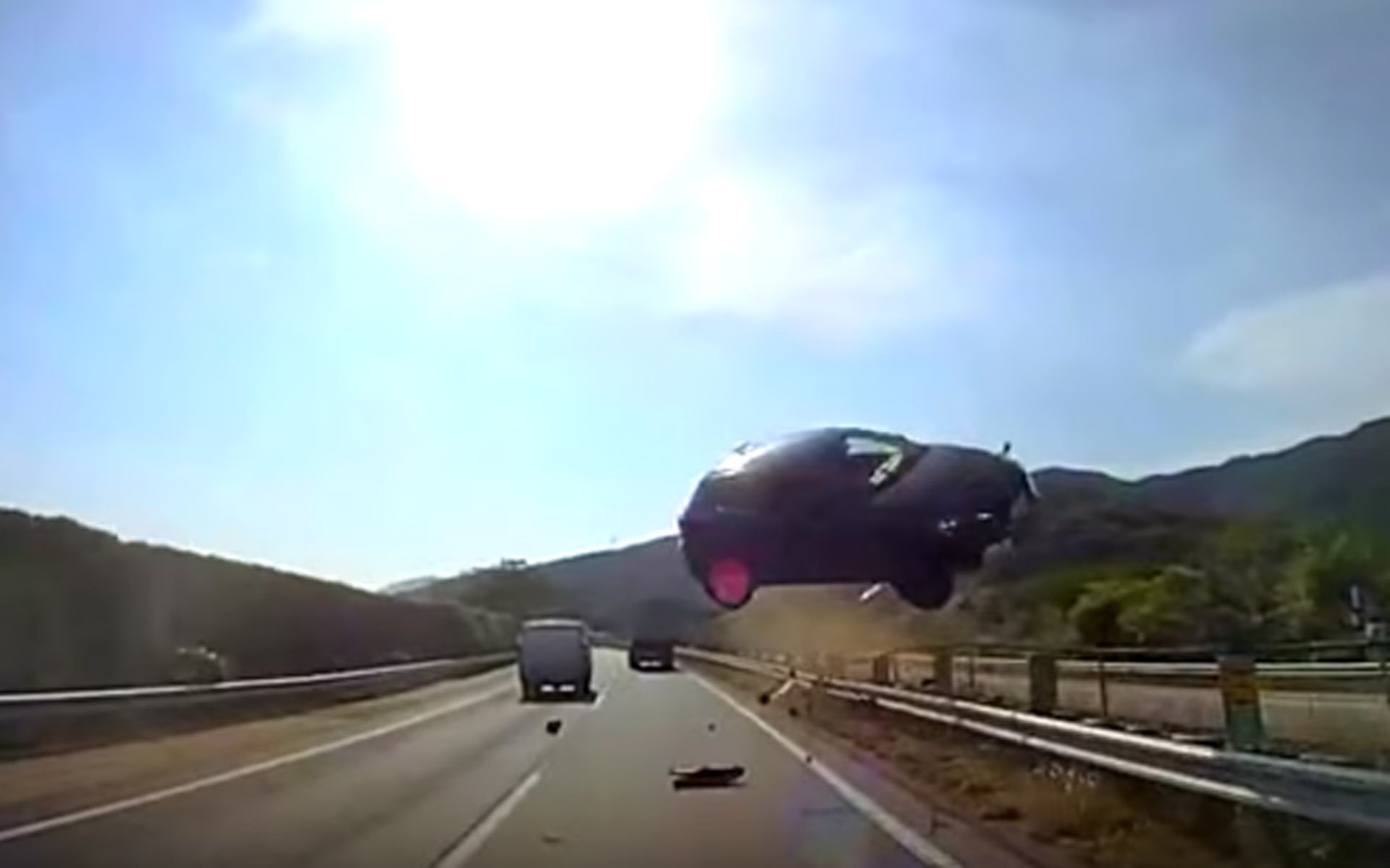 Αυτοκίνητο απογειώνεται και χτυπάει λεωφορείο (video)