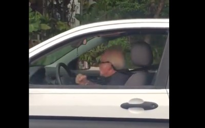 Cool ηλικιωμένος ροκάρει στο αυτοκίνητο (video)