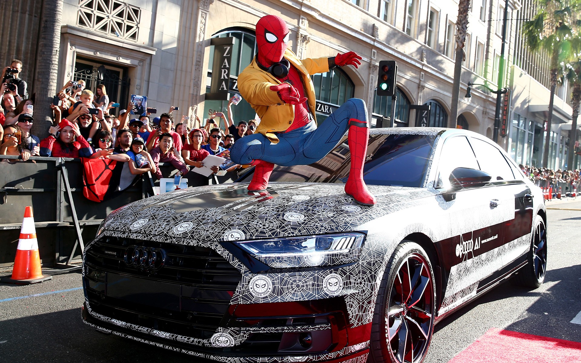 Ο Spider-Man πάνω στο νέο Audi A8