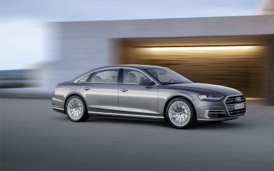 Διευθυντής εταιρείας σοφέρ δοκιμάζει τη νέα λιμουζίνα της Audi (vid)