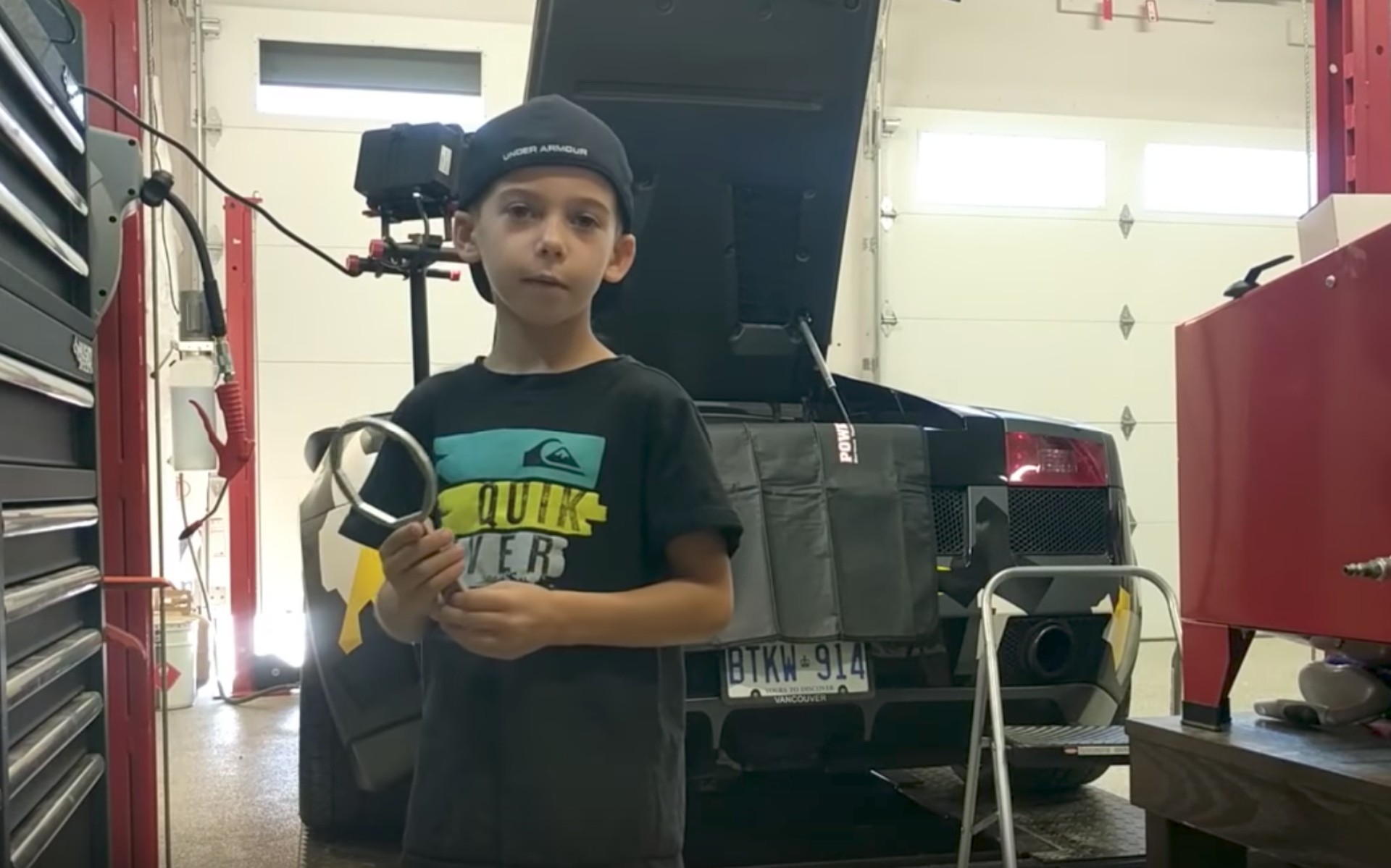 5χρονο αλλάζει λάδια σε Lamborghini. Εσύ μπορείς; (Video)